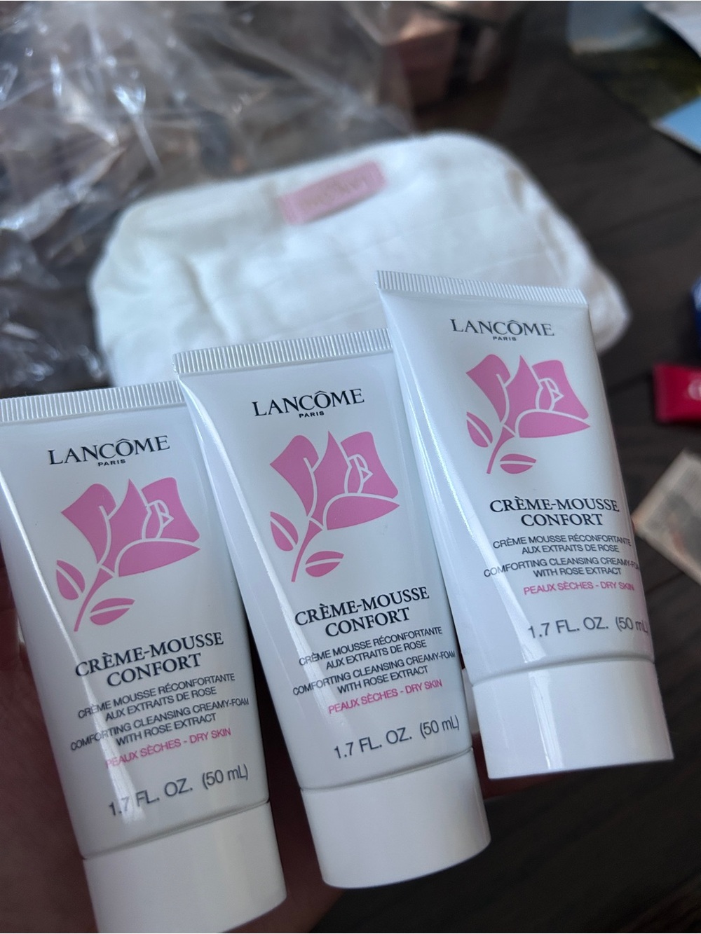 Crème-Mousse Confort Cleansing Cream - Pink/White